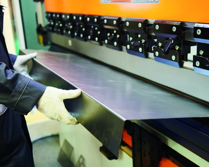Machine Bender pliant un chant en aluminium