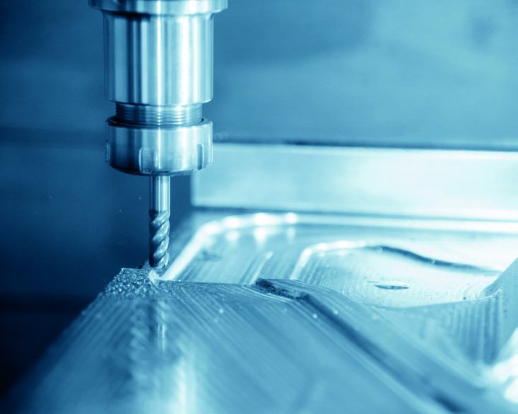 Fraiseuse CNC en cours d'usinage d'une enseigne