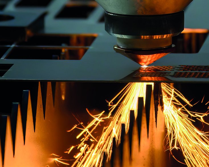 Laser fibre découpant de l'aluminium avec gerbe d'étincelles