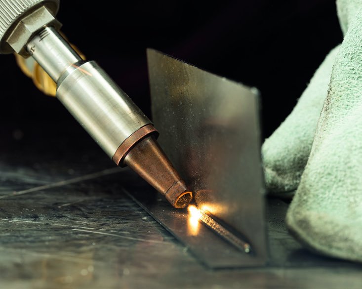 Poste de soudure laser et à l'arc en action