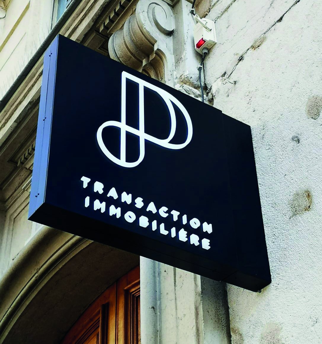 Caisson drapeau double face noir pour agence immobilière
