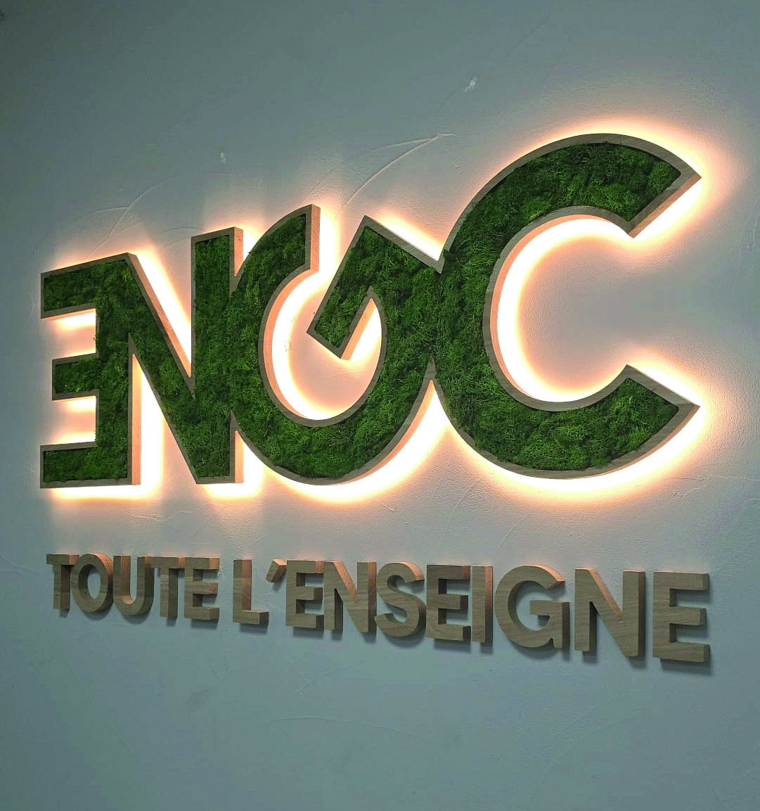 Enseigne ENGC en végétaux stabilisés avec halo lumineux
