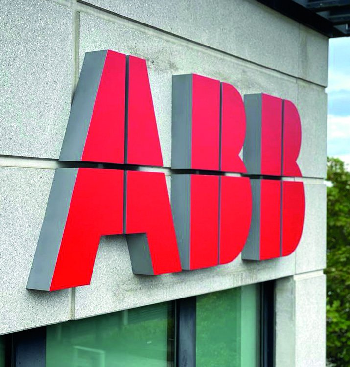 Lettres boîtiers lumineuses rouges en aluminium sur façade
