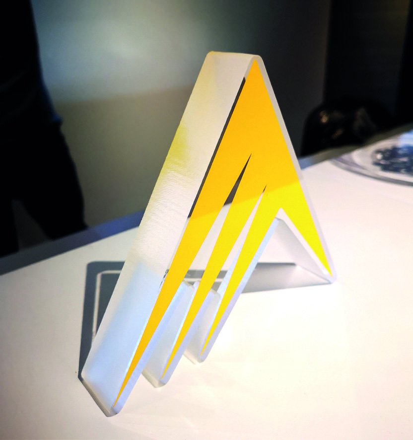 Lettres relief découpées en plexiglas PMMA jaune et blanc