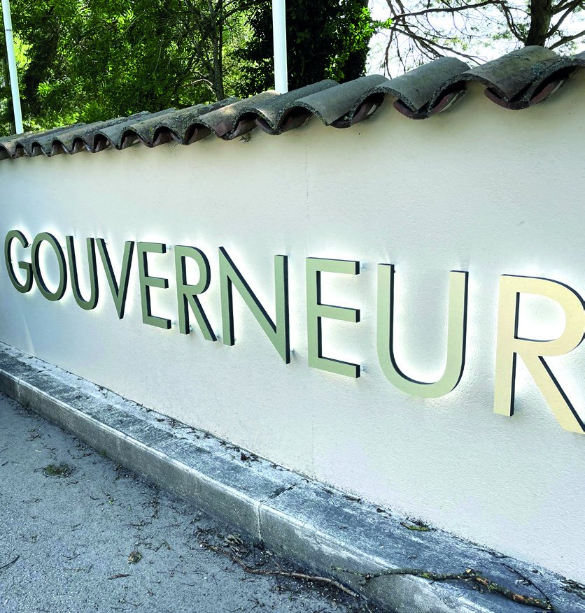 Lettres relief rétroéclairées avec halo lumineux LED sur mur extérieur